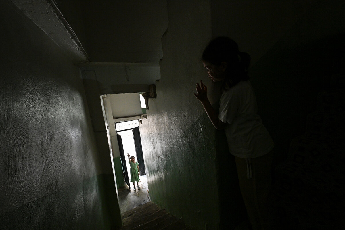 Aynı yaştaki kuzeni Ebrar Bozkurt ise Cemile ile vakit geçirmekten keyif aldığını belirterek, "Buraya geldiğimde oyun oynuyoruz. Cemile'nin hastalığından dolayı üzülmesini istemiyorum. Ailemden izin aldığımda Cemile'nin yanında kalıyorum. Bazen birlikte ödev bile yapıyoruz.