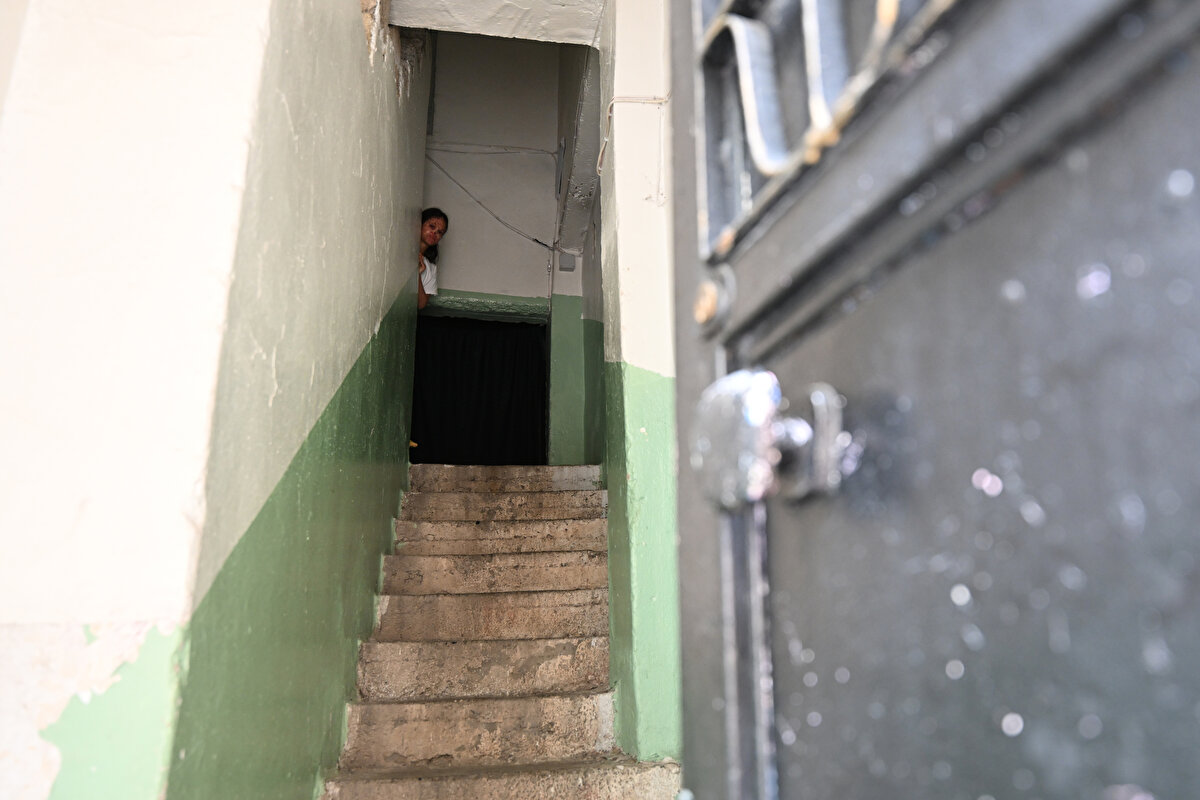 Şef veya öğretmen olmak istiyor<br><br>Cemile Bozkurt ise yaşıtlarıyla dışarda oyun oynamayı çok istediğini ancak bunu yapamadığı için üzüldüğünü dile getirdi.<br><br>Tedavi için destek beklediğini belirten küçük kız, şunları kaydetti:<br><br>"Dışarıdan oyun sesleri geldiğinde çok istiyorum ama çıkamıyorum, okula gidemiyorum. Yaşıtlarım 4. ya da 5. sınıfa giderken ben evde eğitim görüyorum. Şef olup yemek yapmak ya da öğretmen olmak istiyorum. Bu ikisi arasında gidip geliyorum. Evde ders çalışıyor, kardeşlerimle oynuyor, telefonlarıma bakıyorum. Dışarı çıkamadığım için sıkılıyorum. Kuzenlerim geldiklerinde çok mutlu oluyorum, oyunlar oynuyoruz."