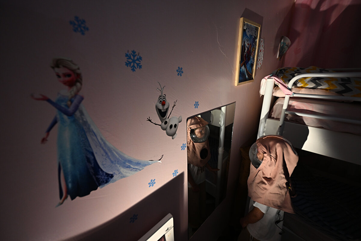 Kardeş gibiyiz, birbirimizi çok seviyoruz." dedi.<br><br>Cemile'nin diğer kuzeni Emine Bozkurt da okuldan çıkar çıkmaz onun yanına geldiğini anlatarak, "Cemile, kendi kardeşim gibi. Onu çok seviyorum ve her gün geliyorum. Her gün en az 1 saat oyun oynuyoruz." ifadesini kullandı.