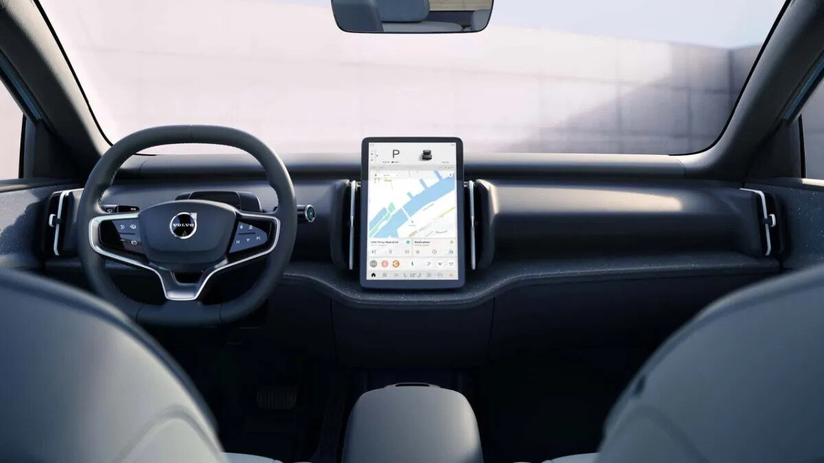 Minimalist tasarım, akıllı teknolojiler<br><br>Volvo EX30, markanın karakteristik tasarım dili olan kapalı ızgara yapısı ve “Thor’un Çekici” farlarıyla modern bir görünüm sergiliyor. İç mekânda ise minimalist çizgiler ve fonksiyonellik ön planda. Küçük bir dijital gösterge ekranı ve 12,3 inçlik dikey bilgi-eğlence ekranı, kullanıcıya sade ama teknolojik bir kokpit deneyimi sunuyor.<br><br>İç mekandaki en dikkat çeken detaylardan biri ise ön panel boyunca yerleştirilmiş ses sistemi (soundbar) oluyor. Buna ek olarak dijital anahtar desteği ve Park Pilot Assist gibi gelişmiş sürüş destek sistemleri de EX30’un sunduğu önemli teknolojiler arasında yer alıyor.