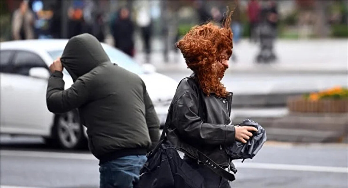 İçişleri Bakanlığı, kuvvetli rüzgar ve fırtına nedeniyle yarın dokuz şehir için sarı kodlu meteorolojik uyarı yapıldığını duyurdu.