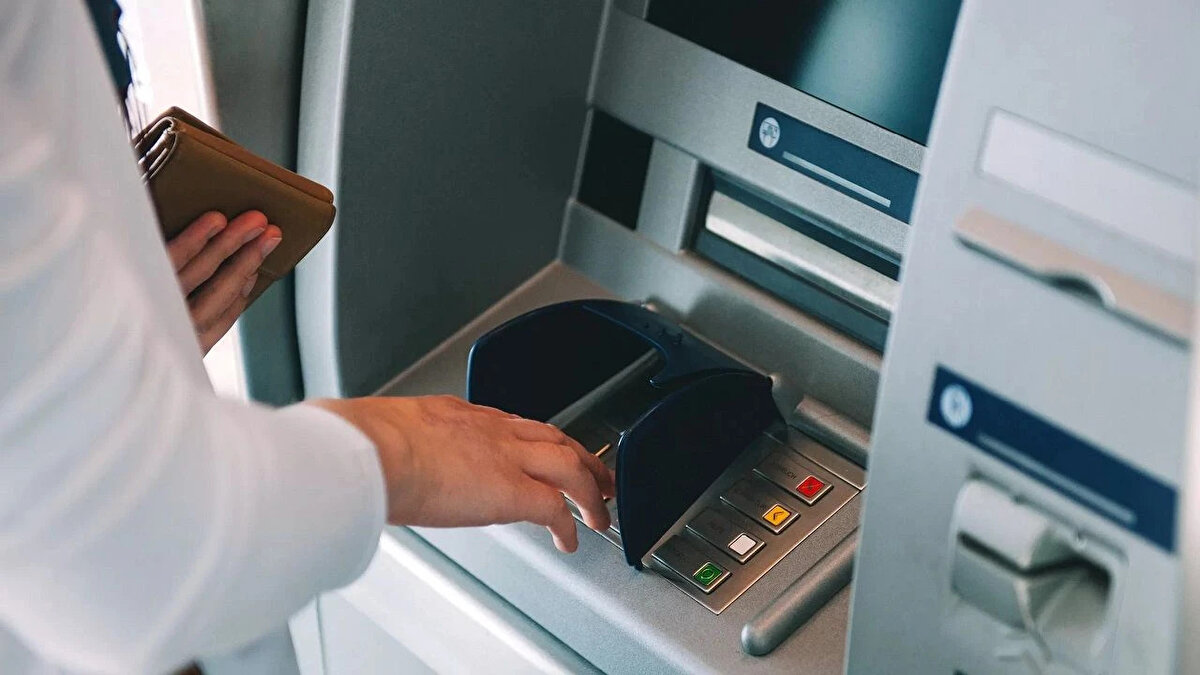 28 Haziran 2025 itibarıyla Almanya ve İspanya başta olmak üzere birçok Avrupa ülkesinde yeni nesil erişilebilir ATM'ler hizmete girecek. Avrupa Birliği Erişilebilirlik Yasası kapsamında hayata geçirilen bu sistem, özellikle fiziksel ve görme engelli bireylerin bankacılık işlemlerini kolaylaştırmayı hedefliyor.