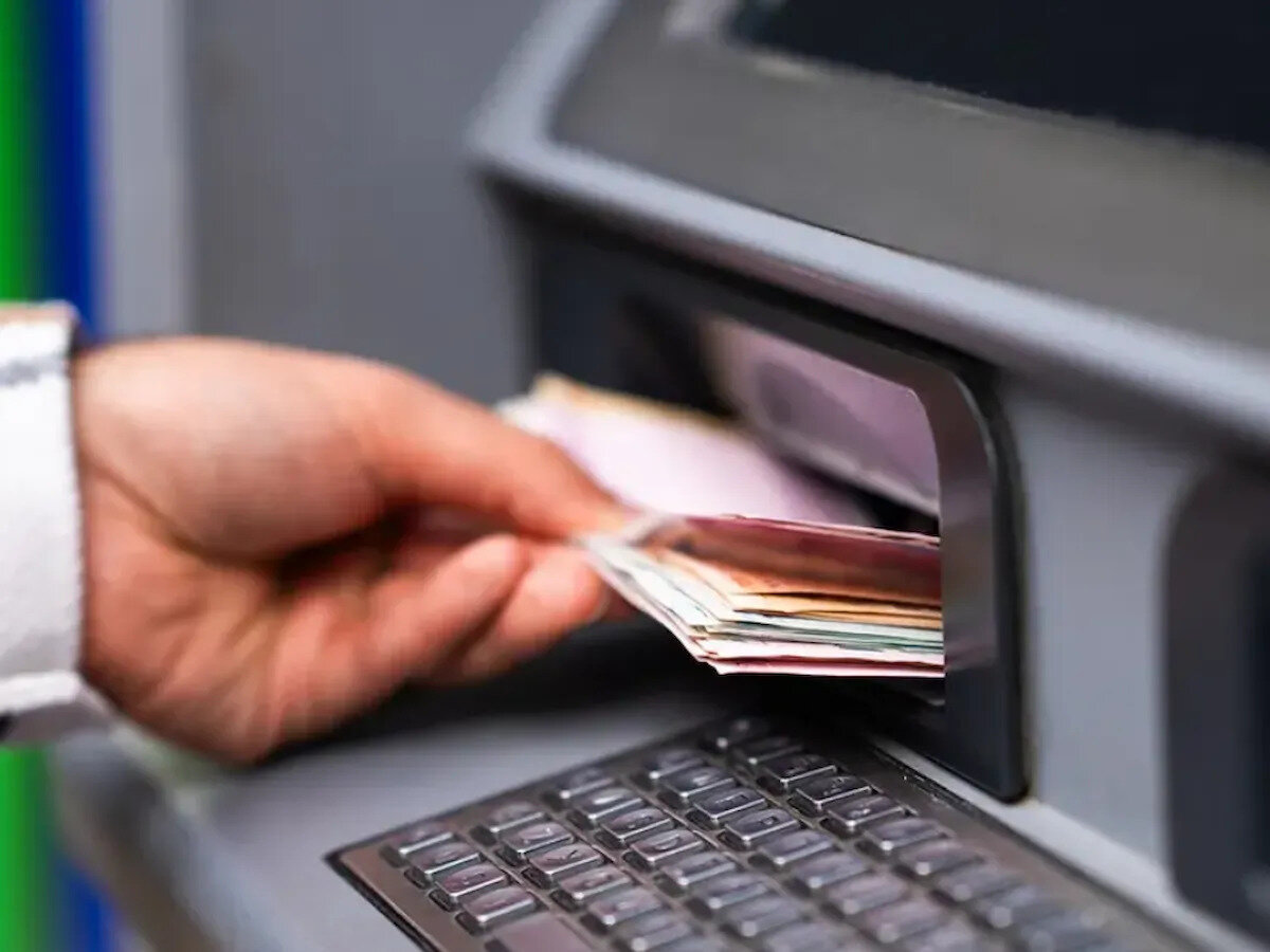 Yeni ATM'ler engelleri kaldırıyor<br><br>Yüksek kontrastlı ekranlar, büyük puntolu yazılar, kulaklıkla çalışan sesli yönlendirme sistemleri ve tekerlekli sandalye erişimine uygun ergonomik tasarımlar sayesinde ATM'ler artık herkes için erişilebilir hale geliyor. Görme engelli kullanıcılar, ATM'lerde sesli sinyallerle yönlendirilebilecek.