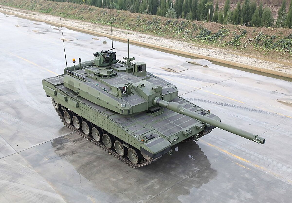 4. Altay Ana Muharebe Tankı<br><br> Modern tank teknolojileriyle donatılmış yeni nesil yerli tank.<br><br> Aktif koruma sistemleri, gece görüş ve yüksek ateş gücüne sahip.<br><br> Seri üretim sürecine girildi, Türk Silahlı Kuvvetleri’ne teslimatları başladı.