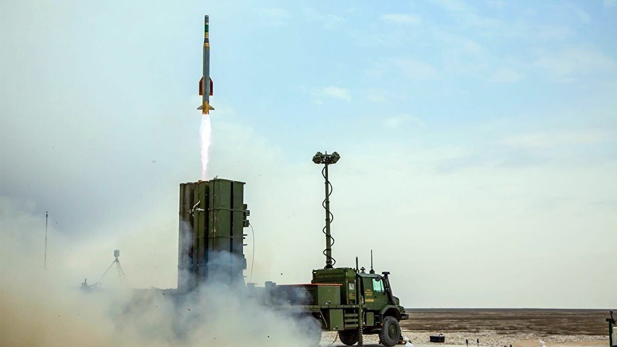 <br>5. Hisar Hava Savunma Sistemleri<br><br> Türkiye’nin yerli hava savunma sistemi ailesi.<br><br> Hisar-A, Hisar-O ve Hisar-U (Siper) modelleriyle kısa, orta ve uzun menzilde tehditlere karşı savunma sağlıyor.<br><br> Geliştirilmiş radar ve füze teknolojileri içeriyor.