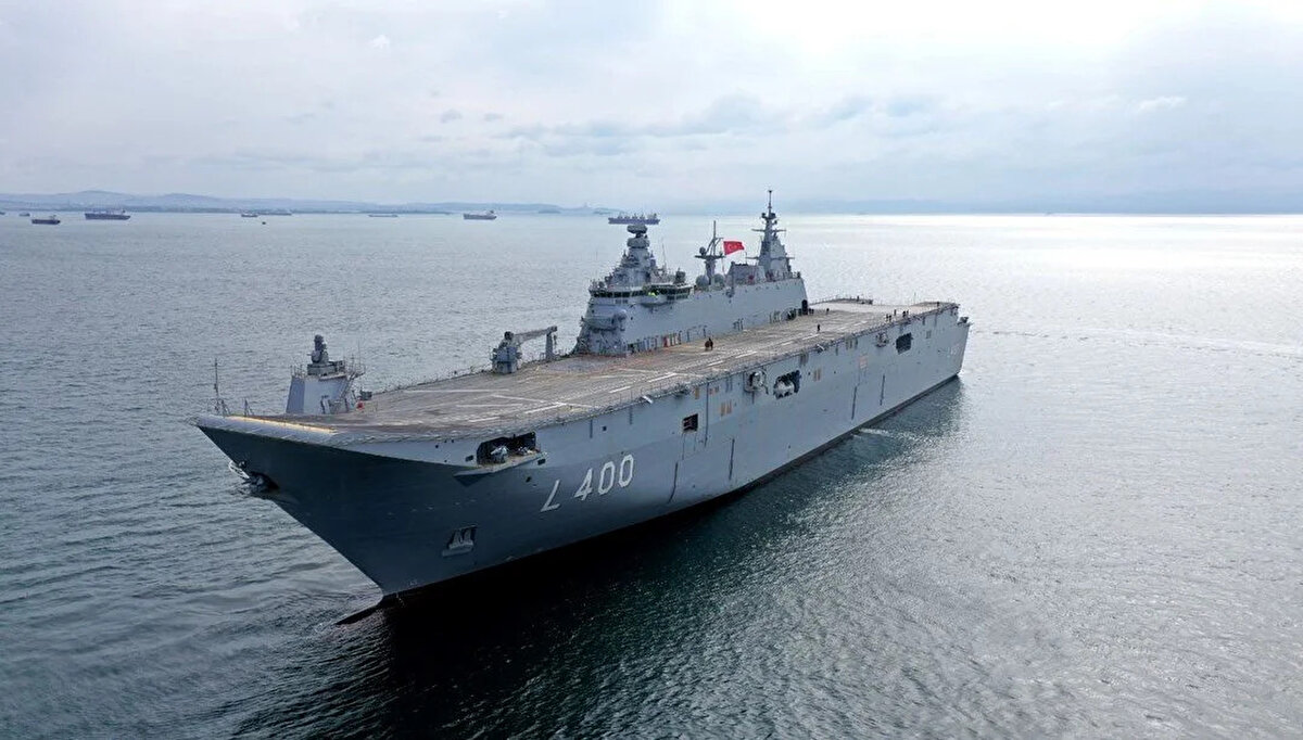 3. TCG Anadolu – Çok Amaçlı Amfibi Hücum Gemisi<br><br> Türkiye'nin ilk yerli üretim uçak gemisi niteliğinde.<br><br> Hem deniz hem hava kuvvetlerinin ortak operasyonlarında kullanılıyor.<br><br> Bayraktar TB3 ve Hürjet gibi hava araçlarını da taşıyabilecek.