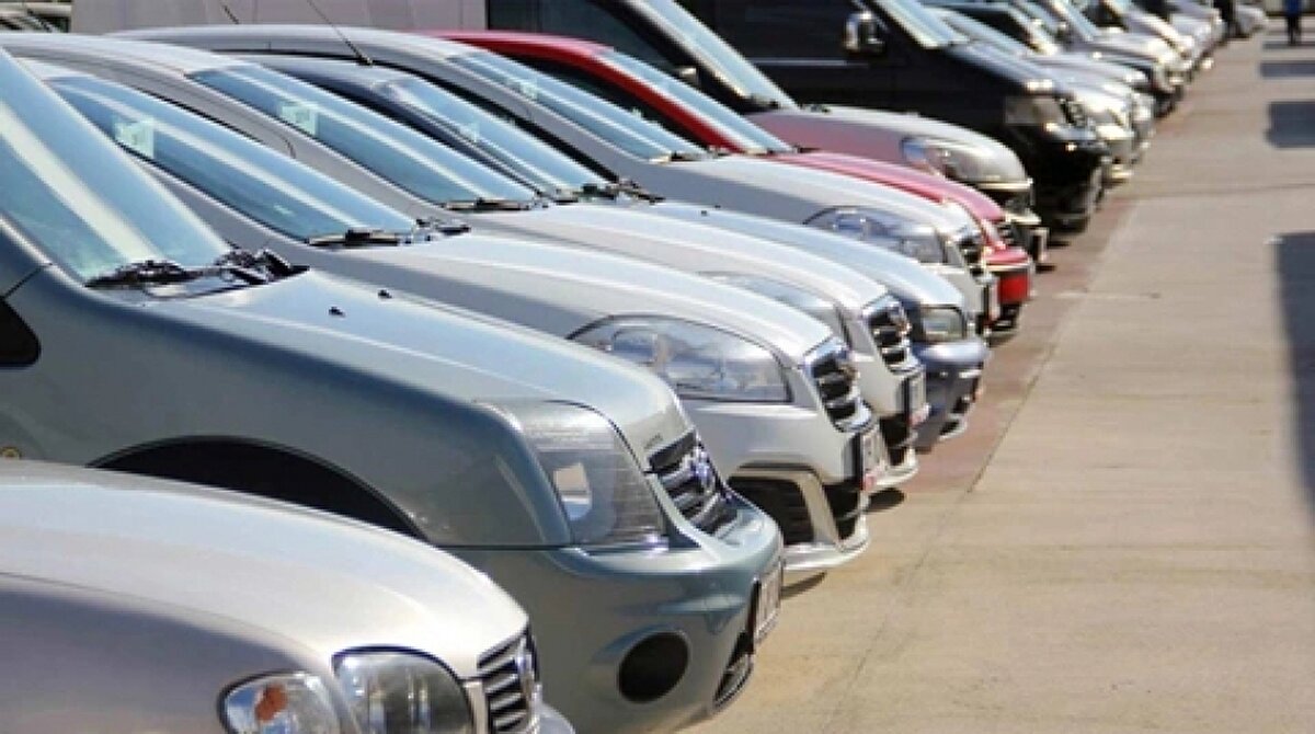 Kilometreye değil, anlamına bakın<br><br>Araç alımında sadece kilometre sayacına değil, bu değerin ne anlama geldiğine odaklanmak gerekiyor. Uzmanların uyarısı net: Uygun yaş ve kilometrede, düzenli bakımı yapılmış bir araç, hem bütçeyi koruyor hem de uzun vadede güvenli bir kullanım sağlıyor.