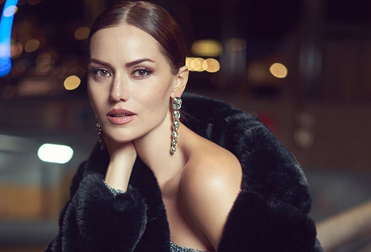 Ünlü çift yoğun geçen sezonun yorgunluğunu atmak için Fransa'ya tatile gitmişti. Fransa'nın turistik şehirleri Colmar ve Strazburg'a giden Evcen ile Özçivit çifti resmen ikinci balayını yaşamıştı. 40 yaşındaki Özçivit, Fransa tatilinden sık sık paylaşım yapmıştı.