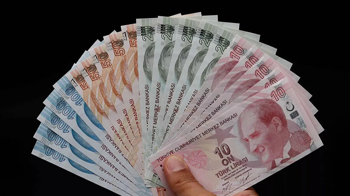 <br><br>2025 Temmuz ayına ilişkin temettü ödemeleri, yatırımcıların radarındaki yerini koruyor. Yayınlanan güncel temettü takvimine göre, bu ay içerisinde 21 şirket farklı oranlarda kâr payı dağıtımı yapacak. Hisse başına temettü geliri elde etmeyi hedefleyen yatırımcılar için söz konusu ödemeler, portföy stratejilerini belirlemede kritik bir rol oynuyor. Temettü verimliliğine odaklanan yatırımcılar, açıklanan tarihlere ve ödeme tutarlarına büyük ilgi gösteriyor. İşte, temettü yatırımcısının dikkatle takip ettiği 2025 Temmuz ayı temettü takvimi ve öne çıkan detaylar...<br>