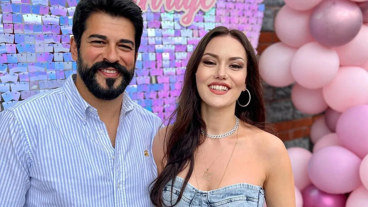 Burak Özçivit ve Fahriye Evcen, 2013 yılında 'Çalıkuşu' dizisinin setinde başlayan ilişkilerini 2017'de evlilikle taçlandırmıştı. Ünlü çift, 2019'da ilk çocukları Karan'ı, Ocak 2023'te ikinci oğulları Kerem'i kucaklarına almıştı.