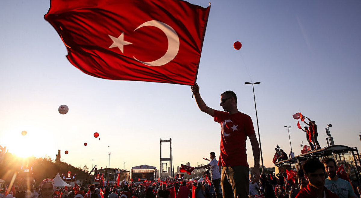 15 Temmuz Demokrasi ve Milli Birlik Günü yaklaşırken öğrenciler, kamu çalışanları ve özel sektör çalışanları "15 Temmuz tatil mi?" sorusunun yanıtını merak ediyor. Resmi tatil takviminde yer alan 15 Temmuz, bu yıl salı gününe denk geliyor. Peki 15 Temmuz'da kamu kurumları, bankalar, okullar ve iş yerleri açık mı olacak?<br><br>15 Temmuz resmi tatil mi?<br><br>15 Temmuz, Demokrasi ve Milli Birlik Günü olarak 2017'den bu yana resmi tatiller arasında yer alıyor. Bu tarihte kamu kurum ve kuruluşları kapalı oluyor. Bankalar, noterler, eczaneler, borsa, hastaneler (acil servisler haricinde) ve kamu hizmeti veren kurumlar çalışmıyor.