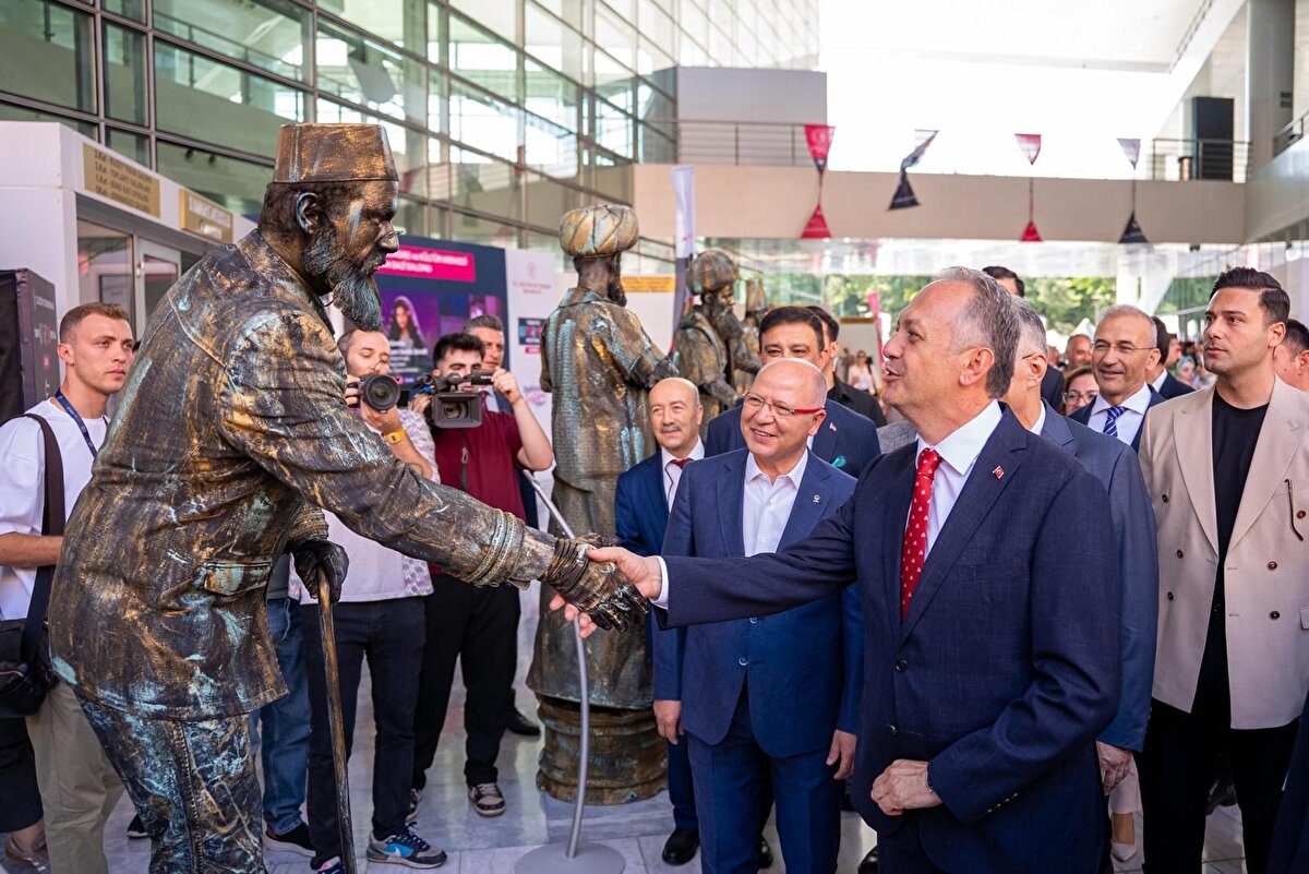 Bugüne kadar 6 bin etkinlik yapıldı, on binlerce sanatçı halkla buluştu<br><br>Festival için ilk yola çıkıldığında 80 etkinlik noktasıyla başlandığını hatırlatan Yazgı, bugün bu sayının 1000’e yaklaştığını ve 2024 yılı itibarıyla 6.000’in üzerinde etkinlik ve on binlerce sanatçıyla halkı sanatla, sanatçıları halkla buluşturmanın haklı gururunu yaşadıklarını dile getirdi. Kültür Yolu Festivali’nin yalnızca sanatseverlere değil, 7’den 70’e tüm vatandaşlara ulaşmayı amaçlayan kapsayıcı bir organizasyon olduğunun altını çizdi.