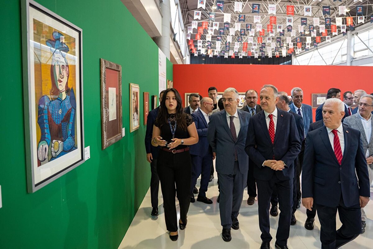 Festivalde yalnızca geleneksel sanatlar değil, dijital sanatın seçkin örnekleri de Bursalılarla buluşuyor. Köklere Yolculuk Dijital Sanat Sergisi ve Eskizden Piksele dijital sanat seçkileri, çağdaş ve klasik eserleri bir araya getirerek izleyicilere benzersiz bir deneyim sunuyor.