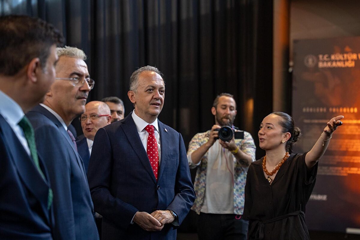 Picasso Bursa'da<br><br>Festivalin açılış günü protokol üyeleri ve konuklar Merinos Atatürk Kongre ve Kültür Merkezi’nde sanatla dolu bir yolculuğa çıktı. Bakan Yardımcısı Gökhan Yazgı ve Selim Terzi, açılış sonrasında Pablo Picasso: Yaratılış Her Şeydir, Köklere Yolculuk Dijital Sanat Sergisi, Eskizden Piksele, Adil-i Mutlak ve Şehzadeler Sultanlar Oyuncak Sergisi gibi festivalin öne çıkan sergilerini ziyaret etti.