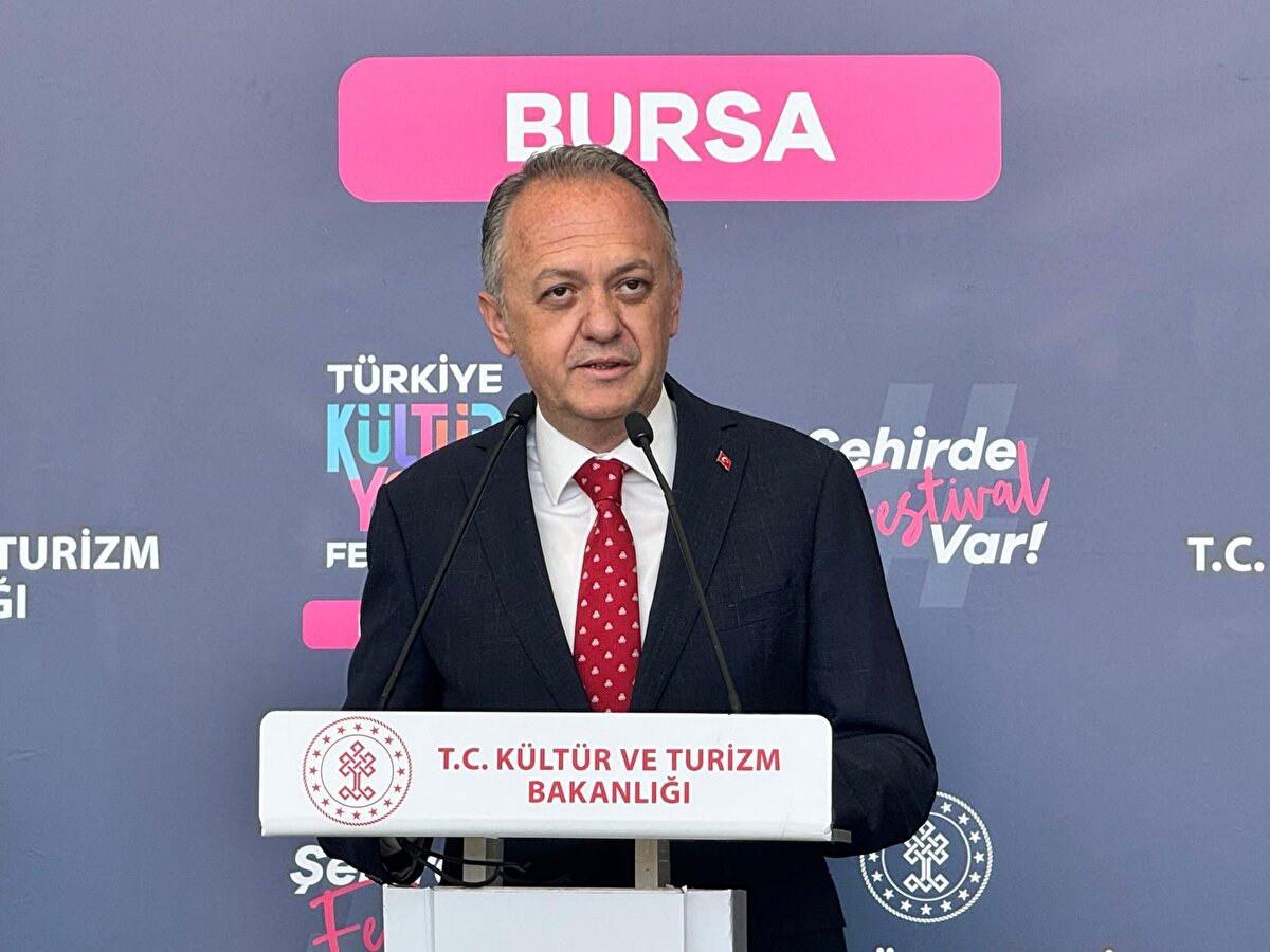 Açılış töreninde konuşan Kültür ve Turizm Bakan Yardımcısı Gökhan Yazgı, medeniyetimizin kurucu izlerini taşıyan bir kültür ve tarih hazinesi olan Bursa’da Kültür Yolu Festivali’ni gerçekleştirmenin geçmişle bugünü sanat aracılığıyla buluşturmak açısından ayrı bir anlam taşıdığını ifade etti. Bakan Yardımcısı Yazgı, “Bu festival yalnızca konserlerden ya da sergilerden ibaret değil; geçmişle geleceği buluşturan, yerel olanla evrenseli harmanlayan güçlü bir kültür ve turizm atılımı. Şehirleri marka şehirler haline getirmenin yolu onların kültürünü, sanatını ve hikâyesini yaşatmaktan geçiyor, Türkiye Kültür Yolu Festivali tam olarak bunu yapıyor” dedi. 