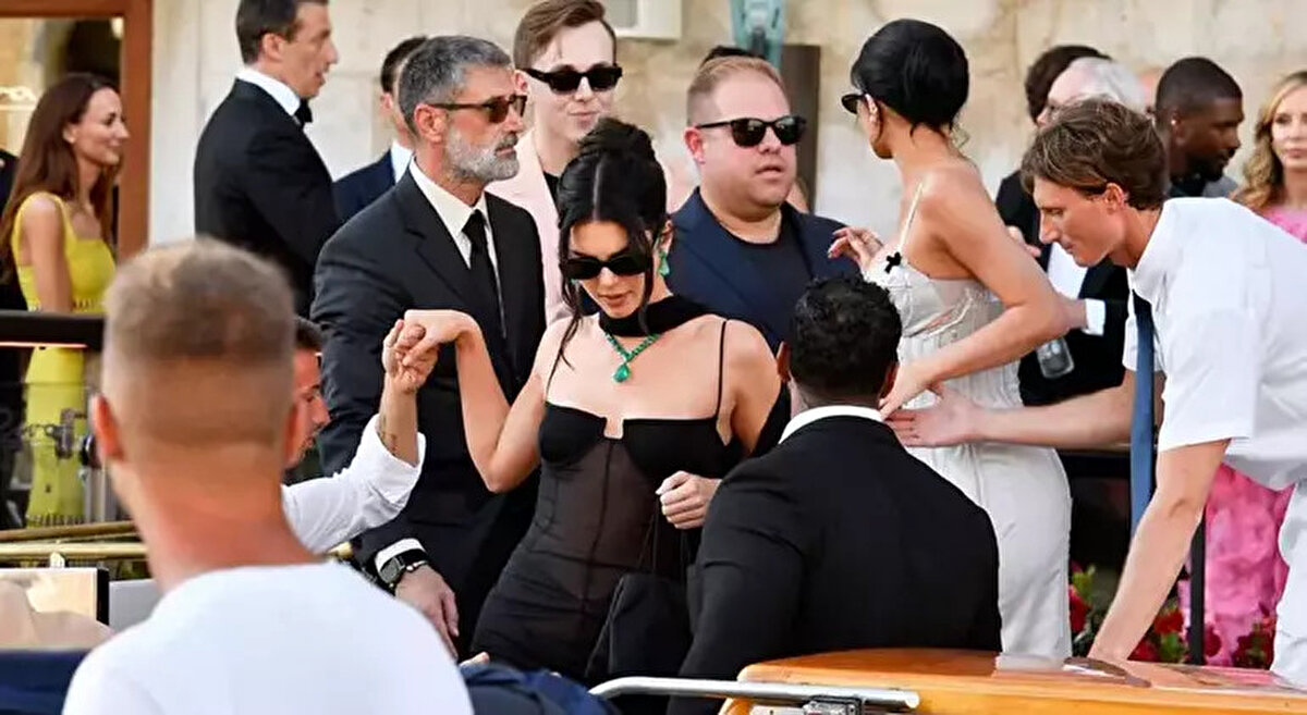 Davetlilere hediye olarak, kişiye özel parfümler tasarlandı.<br>