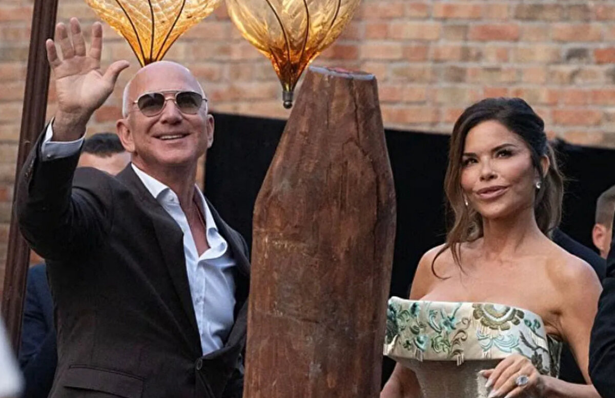 Page Six'in haberine göre Bezos, eşi Sánchez'e düğün hediyesi olarak milyonlarca dolar değerinde özel bir pırlanta mücevher seti hediye etti.<br>İddialara göre söz konusu hediye, ortasında büyük bir taş bulunan ve tüm boynu çevreleyen ışıltılı bir pırlanta kolyeden oluşuyor. Kolyeye uyumlu bir çift pırlanta küpe de eşlik ediyor. Mücevher setinin değerinin 3 ila 5 milyon dolar arasında olduğu tahmin ediliyor.