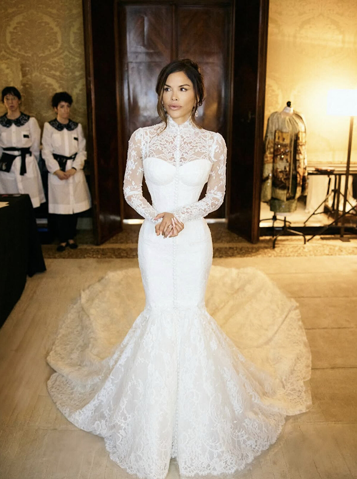 Dolce & Gabbana imzası taşıyan gelinlik<br><br>Vogue'un haberine göre Sánchez'in korsajlı, denizkızı kesimli gelinliği Dolce & Gabbana tarafından özel olarak tasarlandı. El işi İtalyan dantelleriyle süslenen elbise, zarafetiyle büyük beğeni topladı. Gelin, Dolce markasından ödünç alınan küpeler taktı. "Bir şey mavi" geleneği için ise Blue Origin uzay yolculuğundan getirdiği gizli bir hatıra kullandığı öğrenildi.<br>Gelinlik 900 saatte dikildi.