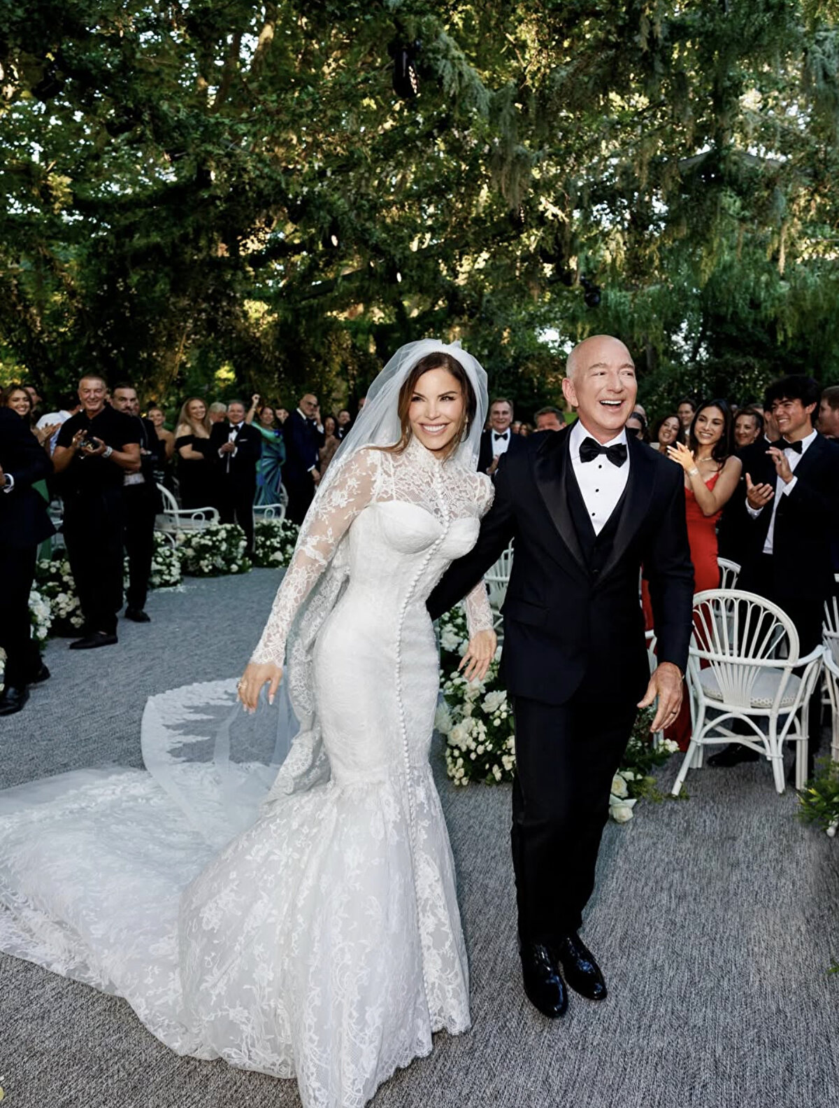 Düğün şarkısı: Matteo Bocelli'den Elvis yorumu<br><br>Tören, Elvis Presley'nin ikonik şarkısı "Can't Help Falling in Love" ile başladı. Şarkıyı, ünlü İtalyan tenor Andrea Bocelli'nin oğlu Matteo Bocelli seslendirdi. Performans, davetlilerden büyük alkış aldı. Düğün sonrası Lauren Sánchez, ilk düğün fotoğrafını sosyal medya hesabından paylaştı. Fotoğrafta çift, gülümserken görülüyor.