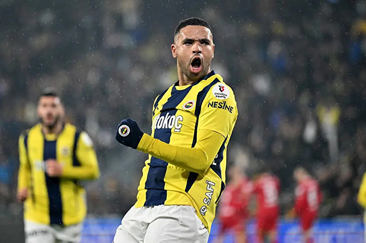 Foot Africa'da yer alan habere göre Al-Hilal, 30 milyon euro ile Fenerbahçe'nin kapısını çaldı. Sarı-lacivertliler ise bu öneriyi düşük bulup geri çevirdi.<br>