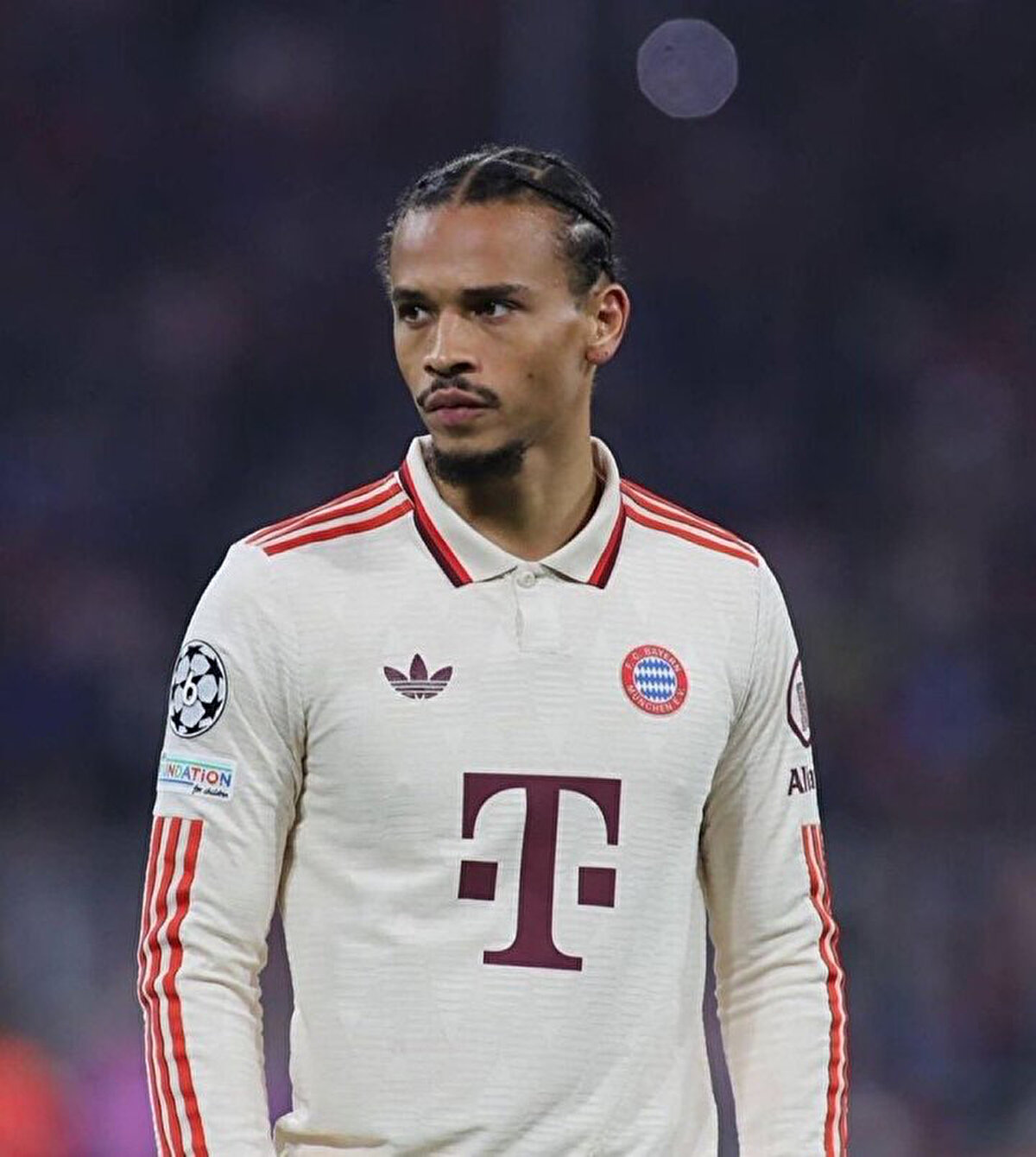 Galatasaray'ın yeni transferi Leroy Sane'nin de yer aldığı kafile havalimanında mahsur kaldı.<br>