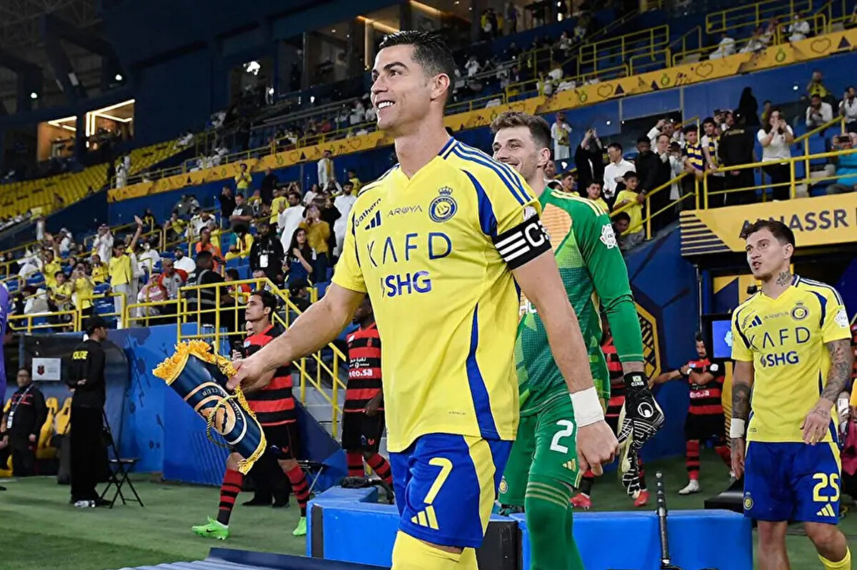 "Ronaldo, Suudi Arabistan'la ilgili şok edici açıklamasıyla tartışmayı yeniden alevlendirdi."<br>(Le Phoceen)