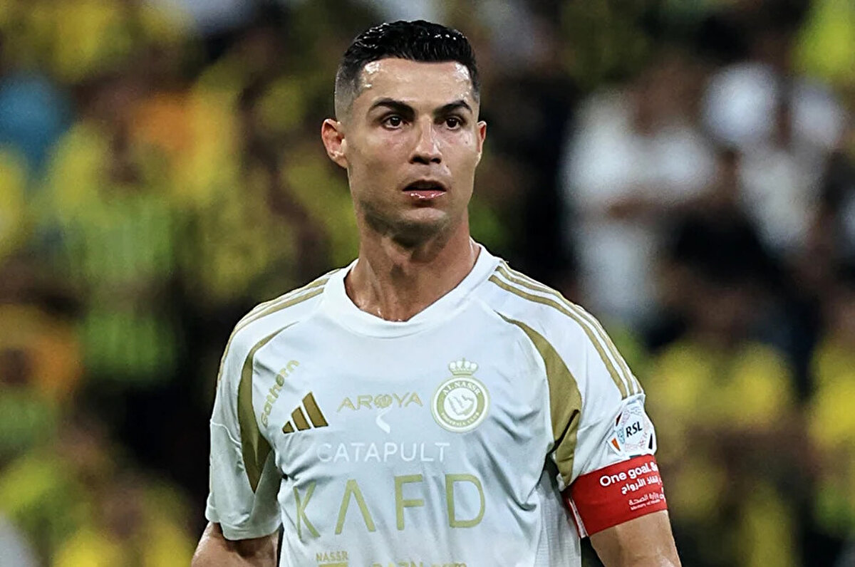 Suudi Arabistan 1. Ligi takımlarından Al Nassr ile 2 yıllık yeni sözleşme imzalayan 40 yaşındaki Portekizli yıldız futbolcu Cristiano Ronaldo, "Suudi Arabistan'da düzenlenecek 2034 FIFA Dünya Kupası'na kadar sürecek olan bu projeye inanıyorum." dedi.<br>