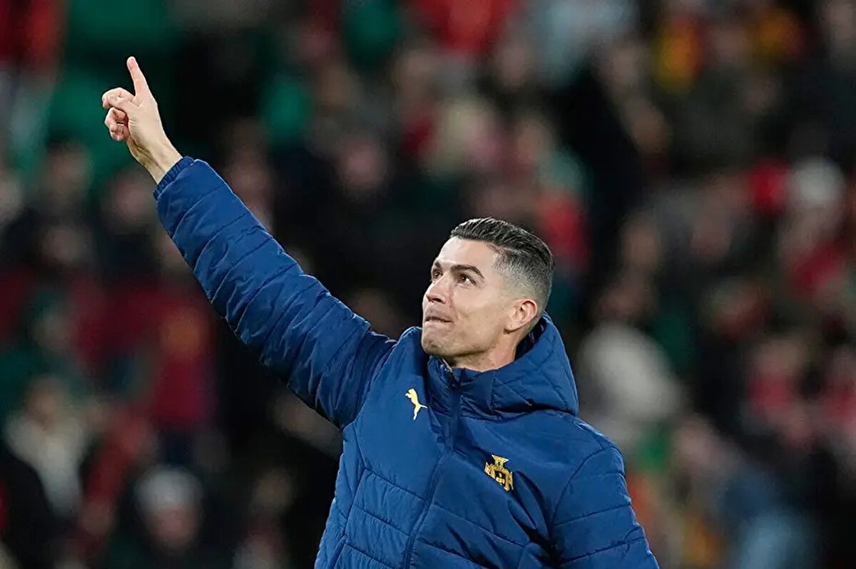 "Geçtiğimiz yılın sonlarında Suudi Pro Ligi'nin Ligue 1'den daha üst seviyede olduğunu açıklayınca Fransa'da eleştirilere maruz kalan Portekizli forvet, fikrini değiştirmemiş gibi görünüyor. Ronaldo, Suudi Pro Ligi seviyesine bir katman daha ekledi."<br><br>(Maxi Foot)