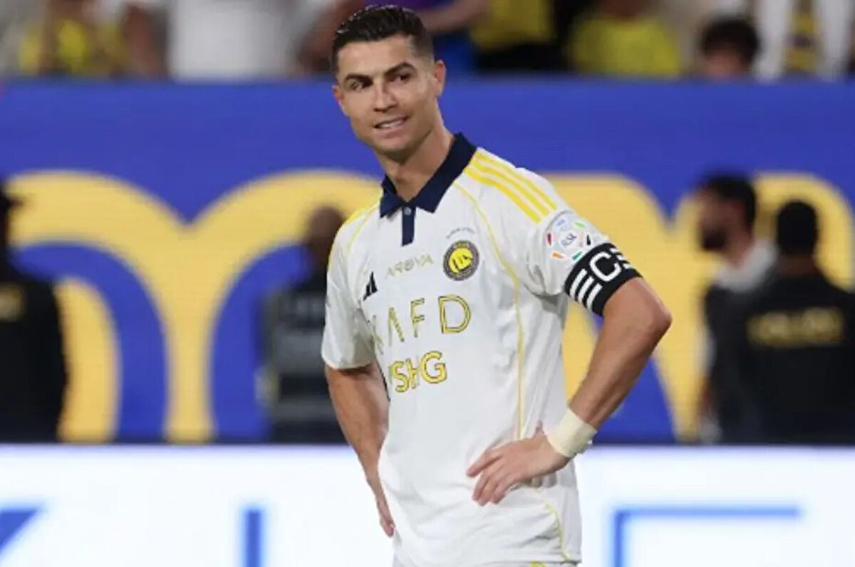 "Cristiano Ronaldo, Suudi Ligi'nin kalitesinden bir kez daha bahsetti. CR7'nin çöldeki macerasını uzatma kararını haklı çıkarması için bir fırsattı. Al-Nassr'a gelişinden beri tek bir şampiyonluk bile kazanamamış olan adam, 'Suudi Arabistan'daki en iyi takımlarla mücadele edip şampiyonluğu kazanma' arzusunu dile getirdi. Suudi Arabistan şampiyonluğunu kazanmasının kariyerinin en büyük başarısı olacağı şüphesiz."<br><br>(So Foot)