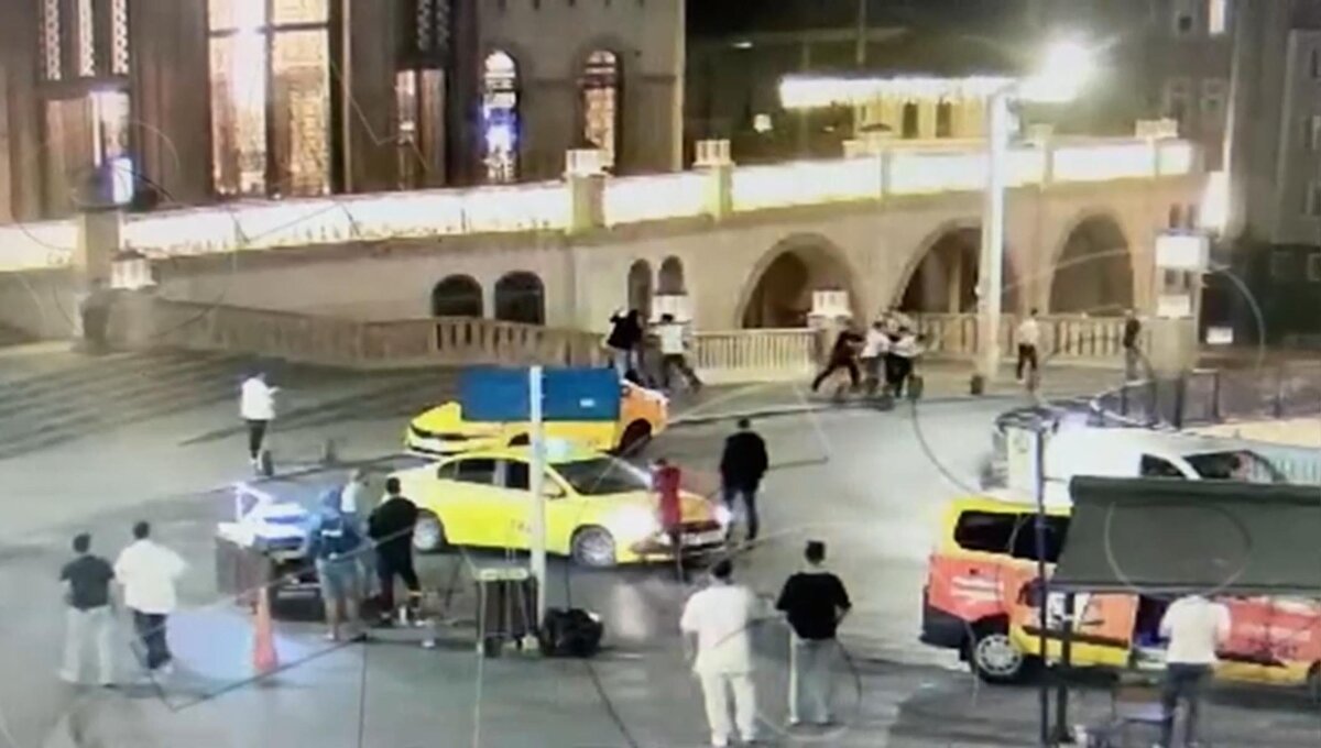 Diğer yandan Orhan Doğan tedavi gördüğü hastanede 8 gün sonra tüm müdahalelere rağmen kurtarılamayarak hayatını kaybetti. Doğan’ın ölümünün ardından çalışmalarını derinleştiren Beyoğlu Asayiş Büro Amirliği ekipleri, olaya karışan diğer şüphelilerin Y.K. (17), Serdar D. (25), İsa K. (18) ve Sezgin K.’yi (35) olduğunu tespit etti. Devam eden çalışmalarda, savcılık ifadelerinin ardından serbest kalan Sabır T., İsa K. ve Serdar D. de yakalandı.