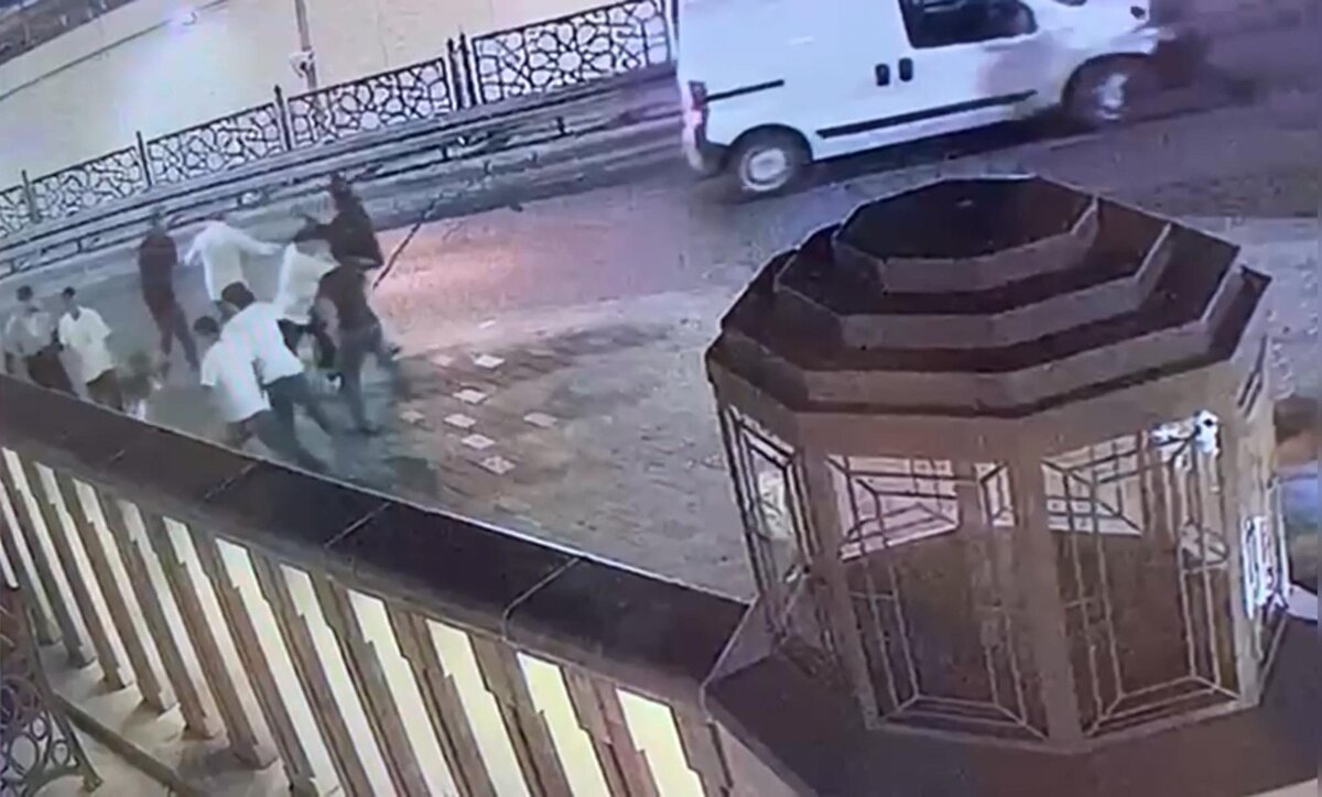 Olay, 16 Haziran Pazartesi günü 04.50 sıralarında Beyoğlu Kocatepe Mahallesi’nde meydana geldi. Edinilen bilgiye göre Orhan Doğan, yanında bulunan 3 arkadaşıyla sohbet etmeye başladı. O sırada yanlarına gelen Sabır T. (26), Doğan ve arkadaşlarına laf attı. Bunun üzerine taraflar arasında tartışma çıktı. Tartışma sırasında Sabır T., 'Siz benim kim olduğumu biliyor musunuz' diyerek tepki gösterdikten sonra cep telefonuyla arkadaşlarını arayarak yanına çağırdı. Tarlabaşı Bulvarı’nda başlayan kavga kısa sürede büyüdü; Orhan Doğan tekme ve yumruklarla darbedildi.Doğan kaçtığı sırada başını yere çarparak ağır şekilde yaralandı.