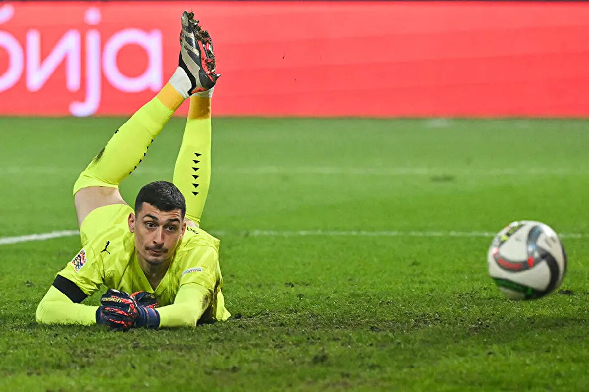 Sabah gazetesinde yer alan habere göre; geride kalan sezonu Strasbourg'da kiralık olarak geçiren ve bu sezon da teknik direktör Enzo Maresca tarafından kadroda düşünülmeyen Petrovic, Galatasaray'da oynamaya sıcak bakıyor.<br>