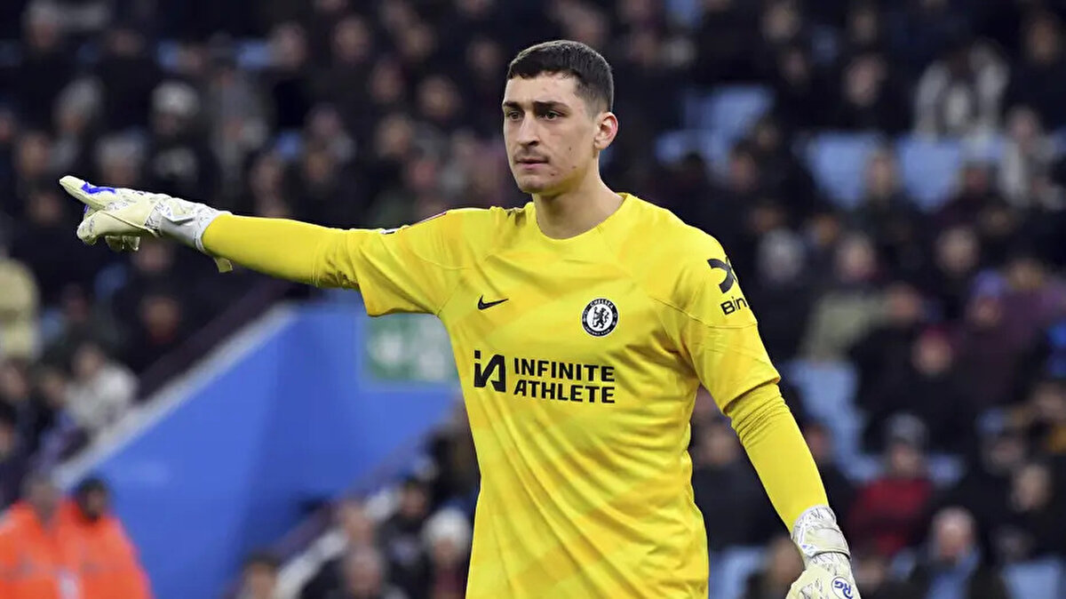 Haberde, geçen hafta Bodrum'a tatile gelen 25 yaşındaki eldivenin transferi için harekete geçen sarı kırmızılı yönetimin, Chelsea'ye 5.5 milyon euro kiralama bedeli ve 15 milyon euro satın alma opsiyonu içeren bir teklifte bulunduğu belirtildi.<br>