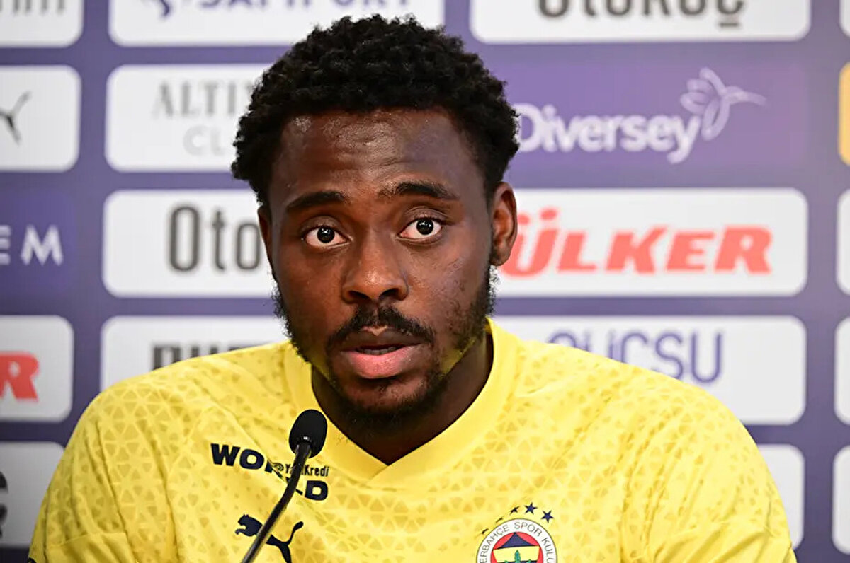 Fenerbahçe ile sözleşmesi sona eren Bright Osayi-Samuel, Beşiktaş ile anlaşma sağlamıştı. Siyah-beyazlıların İstanbul'a getirme hazırlığı yaptığı Nijeryalı sağ bekin babasının son andaki talepleri ise anlaşmayı bozdu.<br>