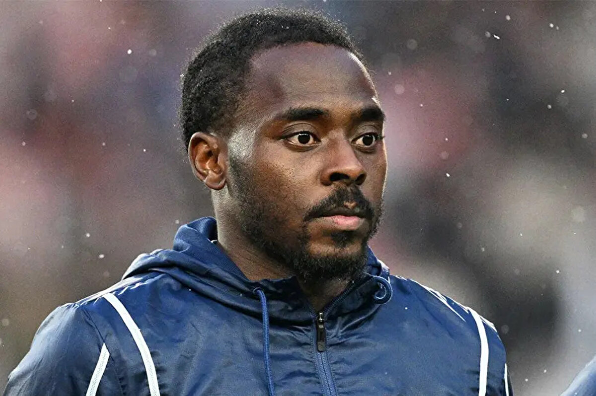 Başkan Serdal Adalı konuyla ilgili yaptığı açıklamada, "Osayi-Samuel'in babasının son anda değişen anlamsız istekleri nedeniyle transferi durdurma kararı aldık" ifadelerini kullandı.<br>