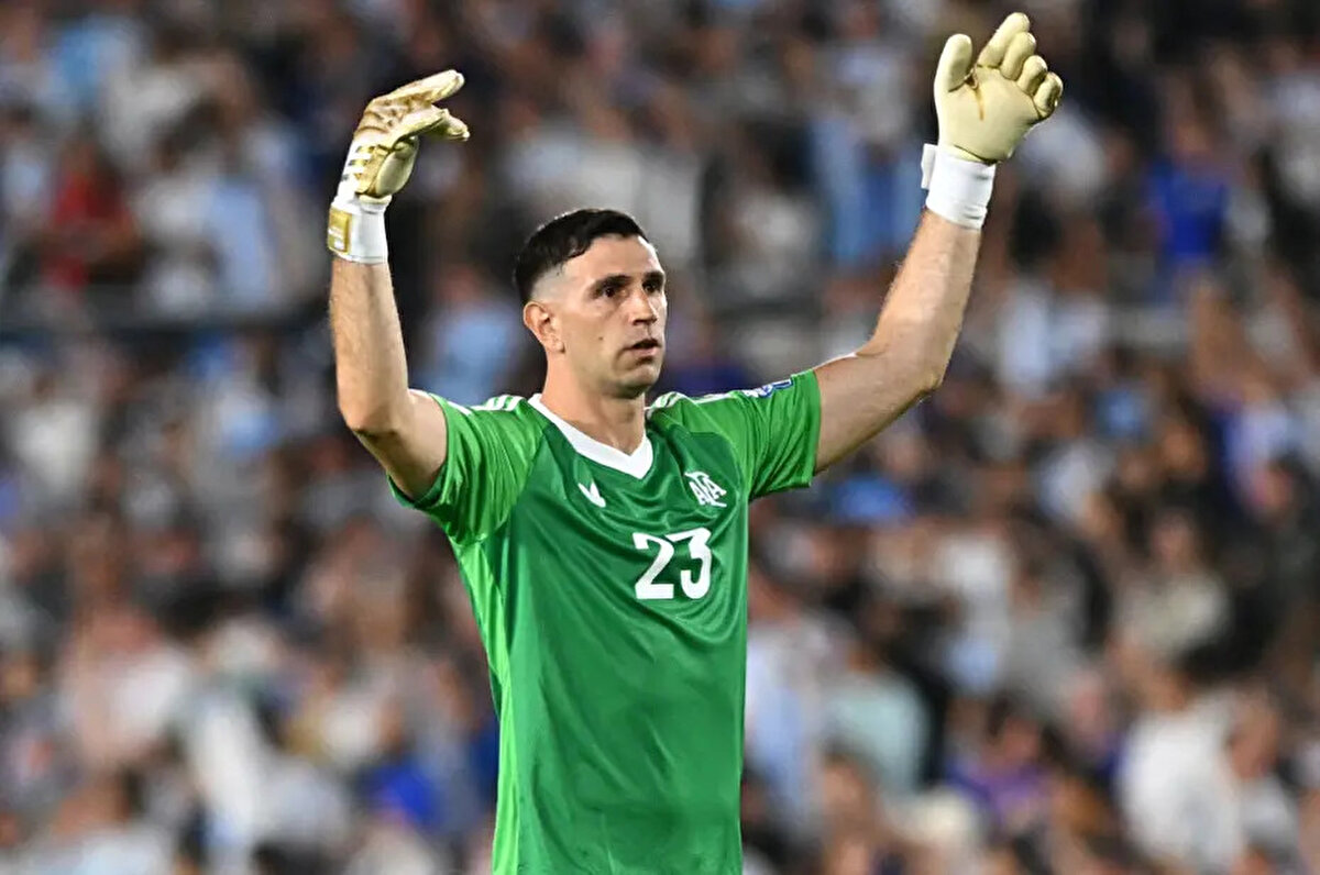 Yıldız oyuncu Galatasaray, Fenerbahçe, Suudi Arabistan takımları, Manchester United ve Chelsea ile anılıyor.<br>