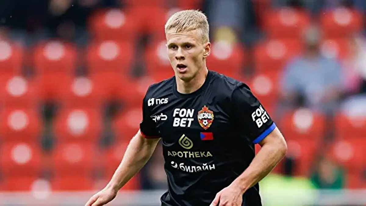 19 yaşındaki orta saha oyuncusunu kolay kolay bırakmak istemeyen CSKA’nın kapısını yeni bir teklifle çalan sarı lacivertliler, takas formülünü devreye soktu.<br>