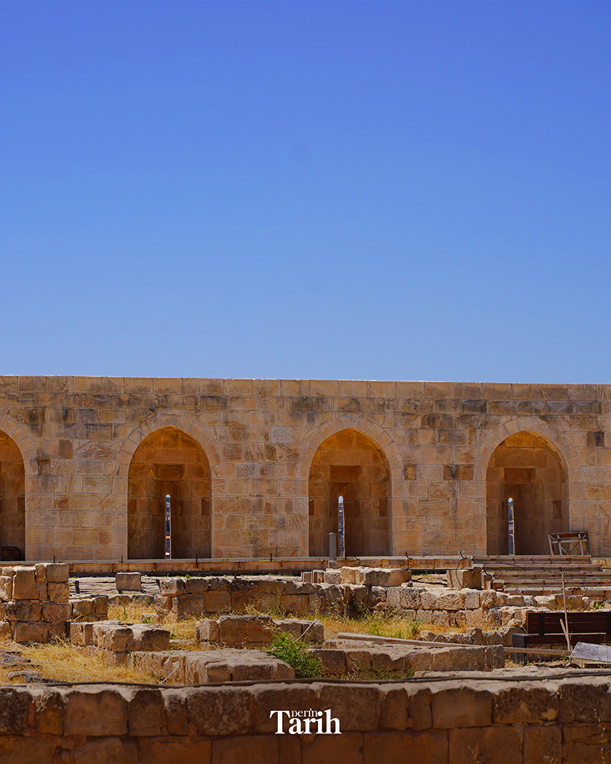 Kale yapısında yer alan bur&#231;lar, sur duvarları ve zemin &#231;atlaklarının dolgusu tamamlandı.