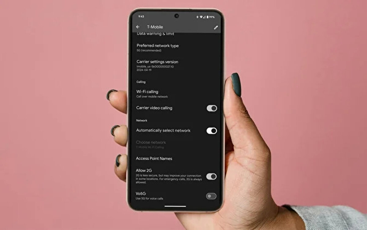 2G bağlantısı neden hâlâ açık olabilir?<br><br>Pek çok ülkede 2G şebekeleri kapatılmış olsa da, cihazların büyük bir kısmında hâlâ bu bağlantı seçeneği aktif durumda. Google, sahte baz istasyonlarının bu durumu suistimal ederek cihazları hedef alabildiğine dikkat çekiyor. Bu nedenle 2G’nin kapatılması, yalnızca düşük ihtimalli bir önlem değil; aksine siber tehditlere karşı ilk savunma hattı olarak görülüyor.<br><br>Telefonunuzun güvenliğini artırmak için hemen kontrol edin. 2G bağlantınızı kapatarak, SMS Blaster saldırılarına karşı güçlü bir adım atmış olacaksınız.
