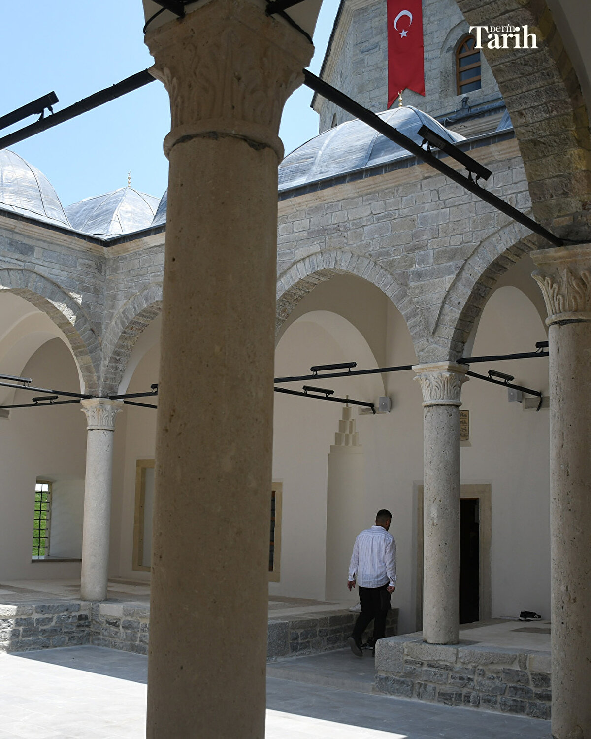 İşkodra ve çevre illerden gelen Müslümanlar, uzun yıllar sonra ilk kez bu camiyi ziyaret ederken, aralarında cami hasar görmeden önce ibadetlerini burada yapanlar da bulunuyor.