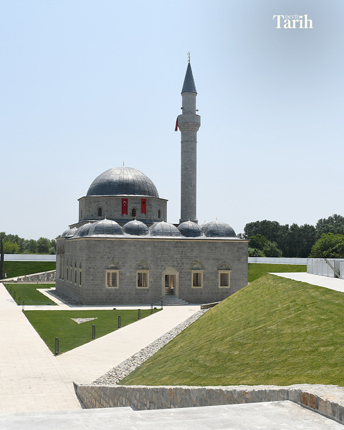 Komünist rejimin hüküm sürdüğü 1967'de, Arnavutluk'ta dinin resmen yasaklanmasıyla birlikte özellikle minaresinin yıkılmasıyla hasar gören cami, ibadete kapatıldı.