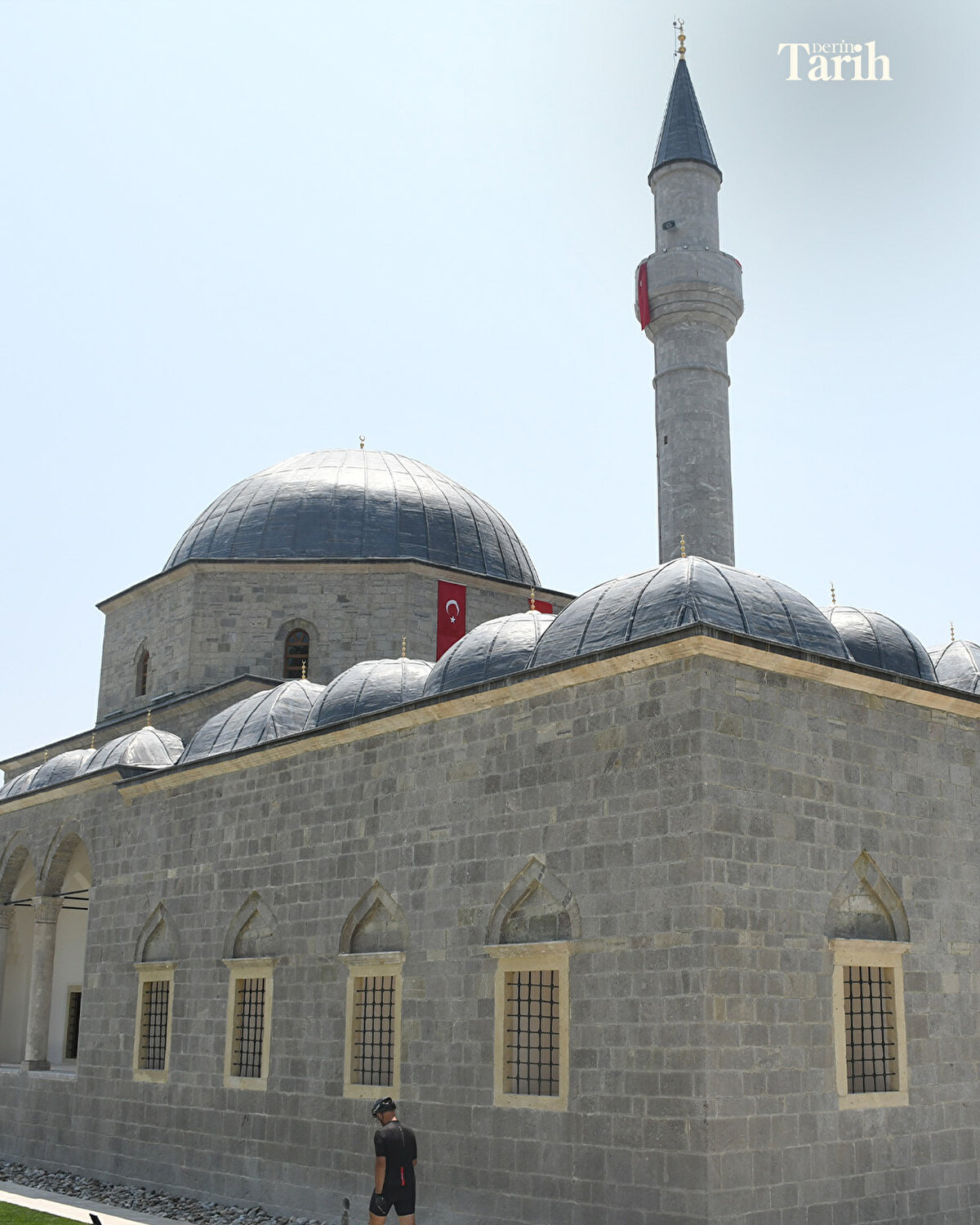 Balkanlar'ın bu nadide camisi, yıllarca hasar görmesi ve sık sık su altında kalması nedeniyle kullanılamaz hale gelirken, restorasyon çalışmaları, Türkiye Vakıflar Genel Müdürlüğünün mali desteğiyle Eylül 2022'de başlatıldı.
