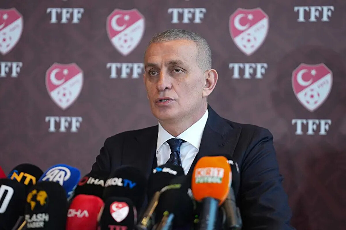 "Vincenzo Montella çok güzel bir kolej havası kurdu. Çocuklar onu çok seviyor. Geldiğimiz günden beri ilişkilerimiz gayet iyi. Her konuda anlaşabiliyoruz.<br> <br>Bazen hocamız kamuoyu tarafından eleştiri alıyor. Peygamberlerin bile kusurları vardı, kusursuz insan yok. Gelişme açık olmaz lazım, hocamız da açık. 'Forvetsiz oynuyor' diyorlar, ben de 'Boyum uzun, beni oynatabilirsin' diyorum.<br> <br>Tarihin en yetenekli kadrosuna sahibiz. Bununla birlikte tarihin en ahlaklı, en nezih kadrosu. Hocamla beraber başarıya ulaşacağımıza inanıyorum.<br> <br>ABD'de provayı yaptık. 2026 Dünya Kupası'nda hocamızın, oyuncu kardeşlerimizin katkısı, yönetimin çabası ile gideceğiz. Sizlerin de destek olmasını rica ediyorum.<br> <br>2002'den beri Dünya Kupası'na gidemiyoruz, inşallah 2026'da ABD'de oluruz. Türkiye'yi ve Müslüman alemini inşallah sevindirecek sonuçlar alırız."