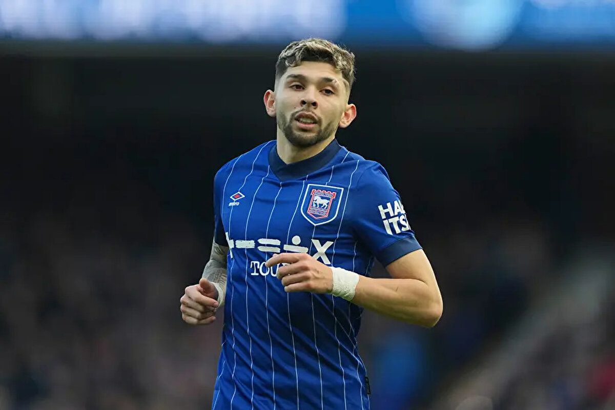 Haberde, Inter, Porto ve iki İspanyol takımının da gündeminde olan Paraguaylı on numara için Galatasaray'ın da transfer yarışına dahil olduğu kaydedildi.<br>