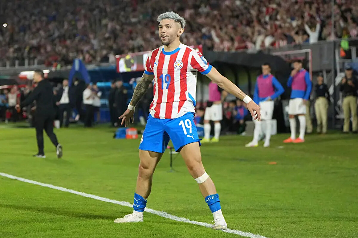 Julio Enciso kimdir?<br><br>İngiliz kulübü, Enciso'yu 2022 yılında Paraguay temsilcisi Libertad'dan 11.6 milyon euro bonservis bedeliyle transfer etti. Geçen sezonun ikinci yarısını Ipswich Town'da kiralık olarak geçiren futbolcu, 13 maçta 2 gol, 3 asistlik performans sergilemiş, dizinden yaşadığı sakatlık sonrasında performansında düşüş yaşamıştı.