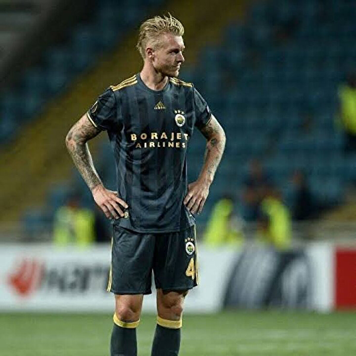 2016-17 sezonunda giyilen 3. formayla bu sezon kullanılacak alternatif formanın benzerliği dikkat çekti. Fenerbahçeli taraftarlar, "Kjaer forması" yorumunda bulundu.<br>