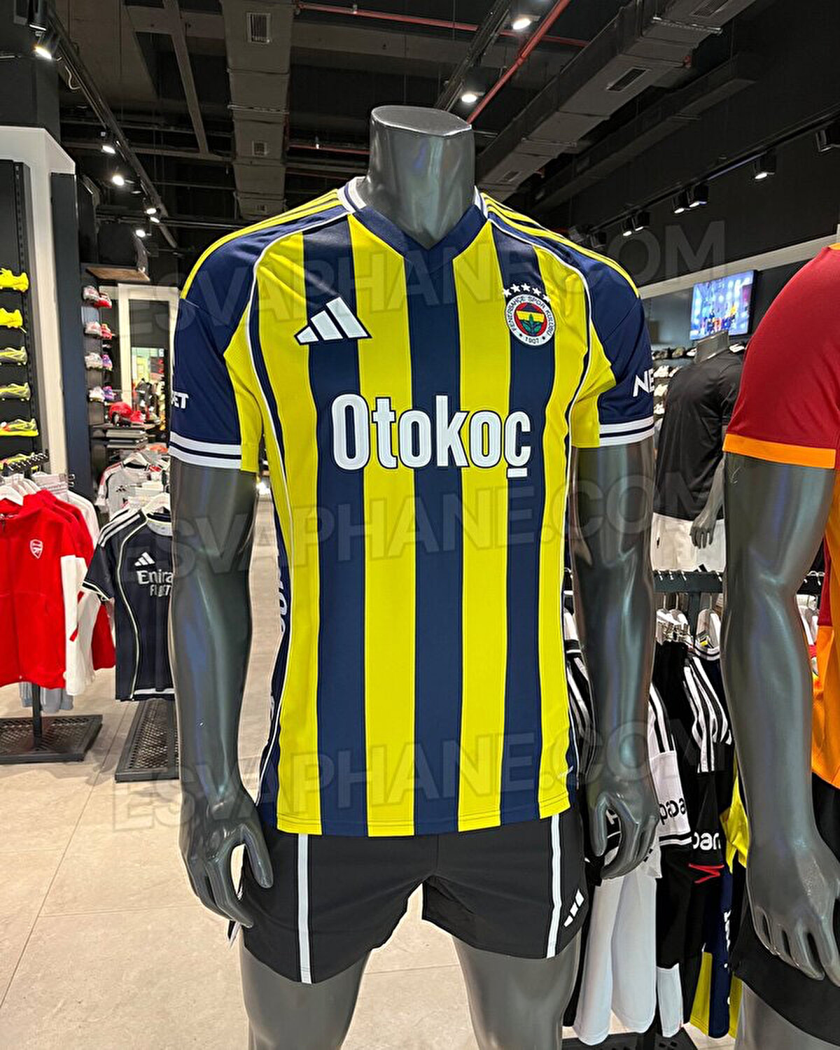 Fenerbahçe'nin 2025-26 sezonunda iç sahada giyeceği çubuklu forması.<br>