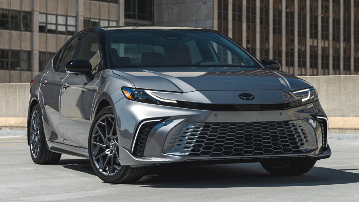 Fiyat-performans oranı dikkat çekiyor<br><br>Camry, 28.700 dolardan başlayan fiyatıyla bütçe dostu hibrit araç arayanlar için güçlü bir alternatif sunuyor. Standart modelde 225 beygirlik hibrit motor bulunurken, dört çekerli versiyonda bu güç 232 beygire kadar çıkıyor. Üstelik her iki versiyon da yakıt tasarrufu sağlarken performanstan taviz vermiyor.<br><br>LE, SE, XLE ve XSE olmak üzere dört farklı donanım seviyesiyle satışa sunulan Camry’nin baz versiyonu olan LE donanım paketi bile şu özelliklerle dikkat çekiyor:<br><br>Kablosuz telefon şarj ünitesi<br><br>Anahtarsız çalıştırma<br><br>Çarpışma algılama sistemi<br><br>Kör nokta ve arka çapraz trafik uyarı sistemi<br><br>Lastik basıncı izleme sistemi