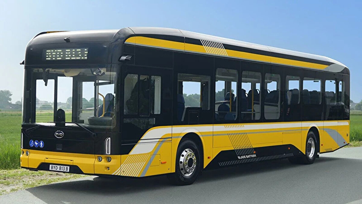 Elektrikli otomobil alanındaki başarısını otobüs segmentine de taşımak isteyen BYD, B13.b modeliyle çevreci ve sürdürülebilir ulaşım yatırımlarına güçlü bir alternatif sunuyor. Yüksek menzil, geniş yolcu kapasitesi ve hızlı şarj imkanları ile donatılan otobüs, şehirler arası elektrikli taşımacılığın önünü açabilecek nitelikte.