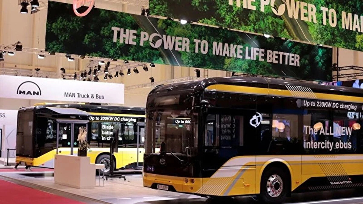 Şehir içi ve şehirler arası taşımacılığa uygun şekilde tasarlanan bu yenilikçi araç, 700 kilometreye kadar ulaşabilen menziliyle dikkatleri üzerine çekti. Genellikle kısa mesafeler için kullanılan elektrikli otobüs algısını yıkan BYD, B13.b modeliyle Türkiye gibi uzun mesafeli ulaşımın yaygın olduğu ülkeler için de iddialı bir seçenek sunuyor.